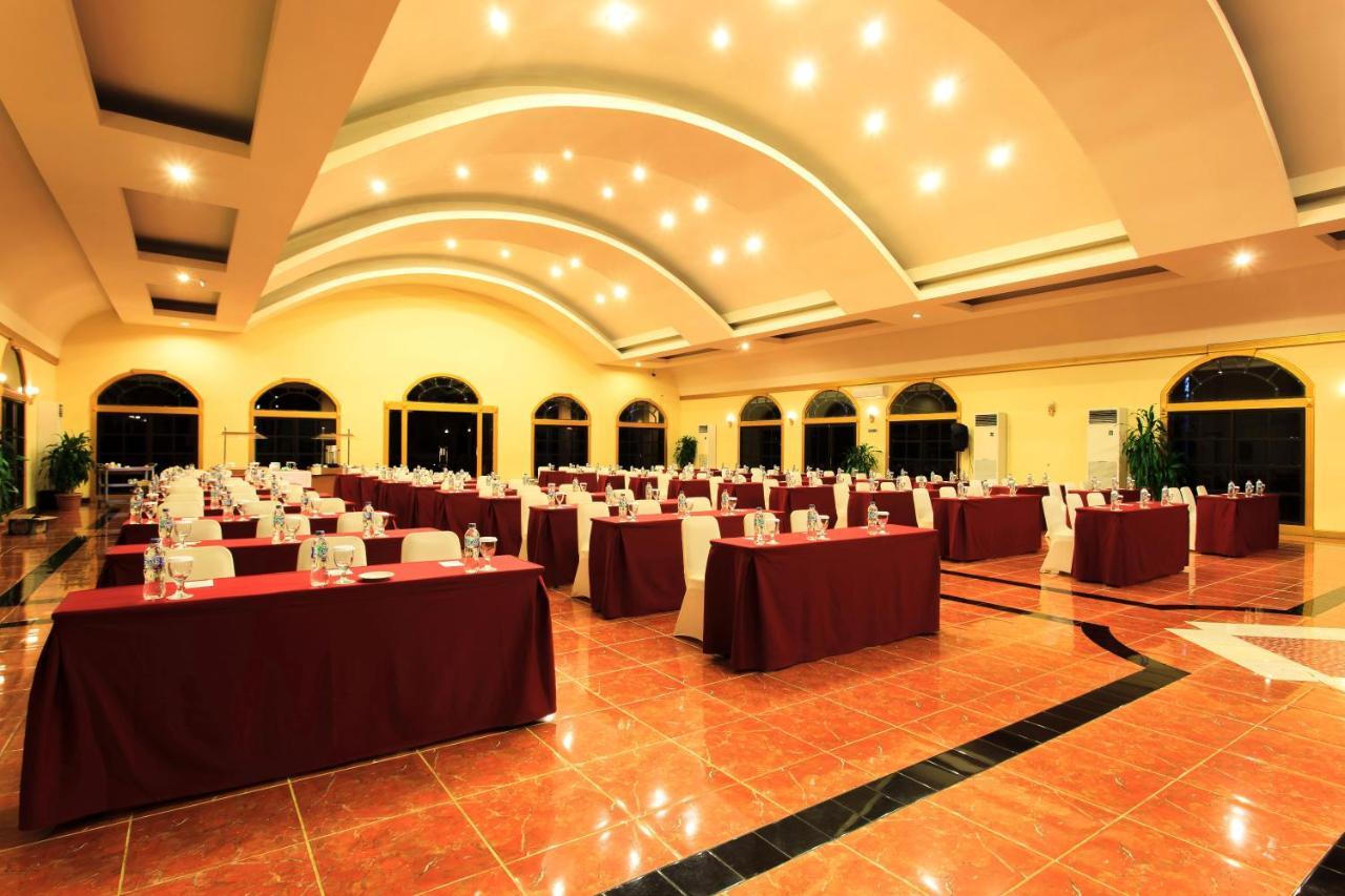 Aston Niu Manokwari Hotel & Conference Center Exteriör bild