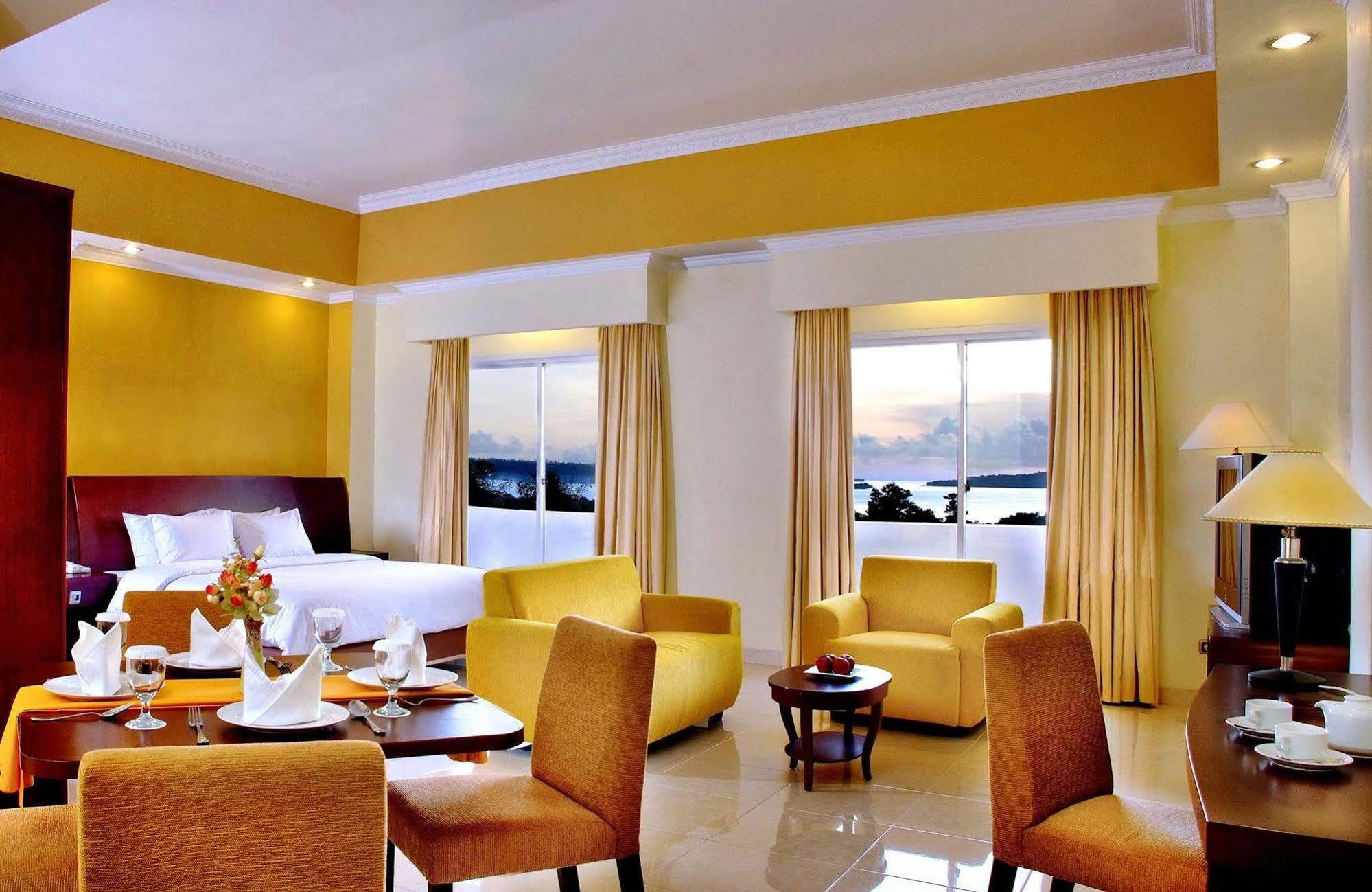 Aston Niu Manokwari Hotel & Conference Center Exteriör bild